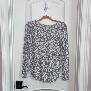 OLD NAVY  Gray and White Cheetah Print Shirt. 🐆